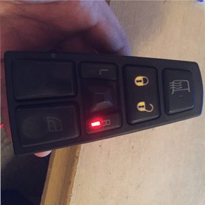 Blok steklopodemnika Volvo rabotaet