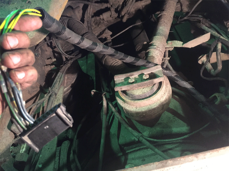 Тянуть жгут удобнее всего с задней части грузовика. Tjanem novyj zhgut