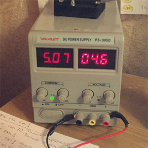 На лабораторном блоке питания видно, что сработала защита от К.З. Korotkoe zamykanie blok steklopodemnika Volvo