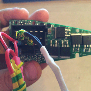 Подаем питание на блок, что бы начать проверку Zapityvaem blok steklopodemnika Volvo