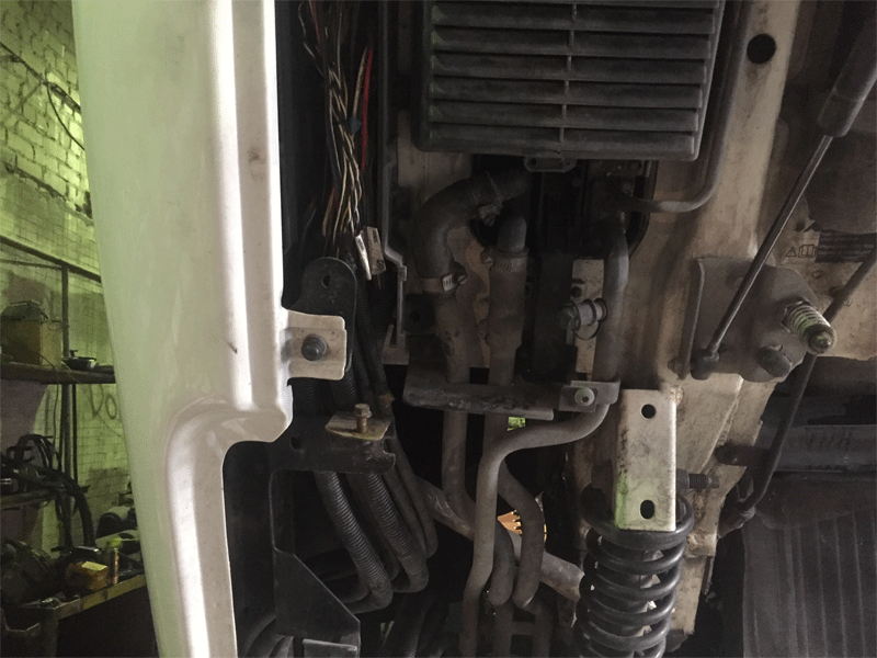 Начинаем разбор жгута из под кабины. zhgut volvo 1994